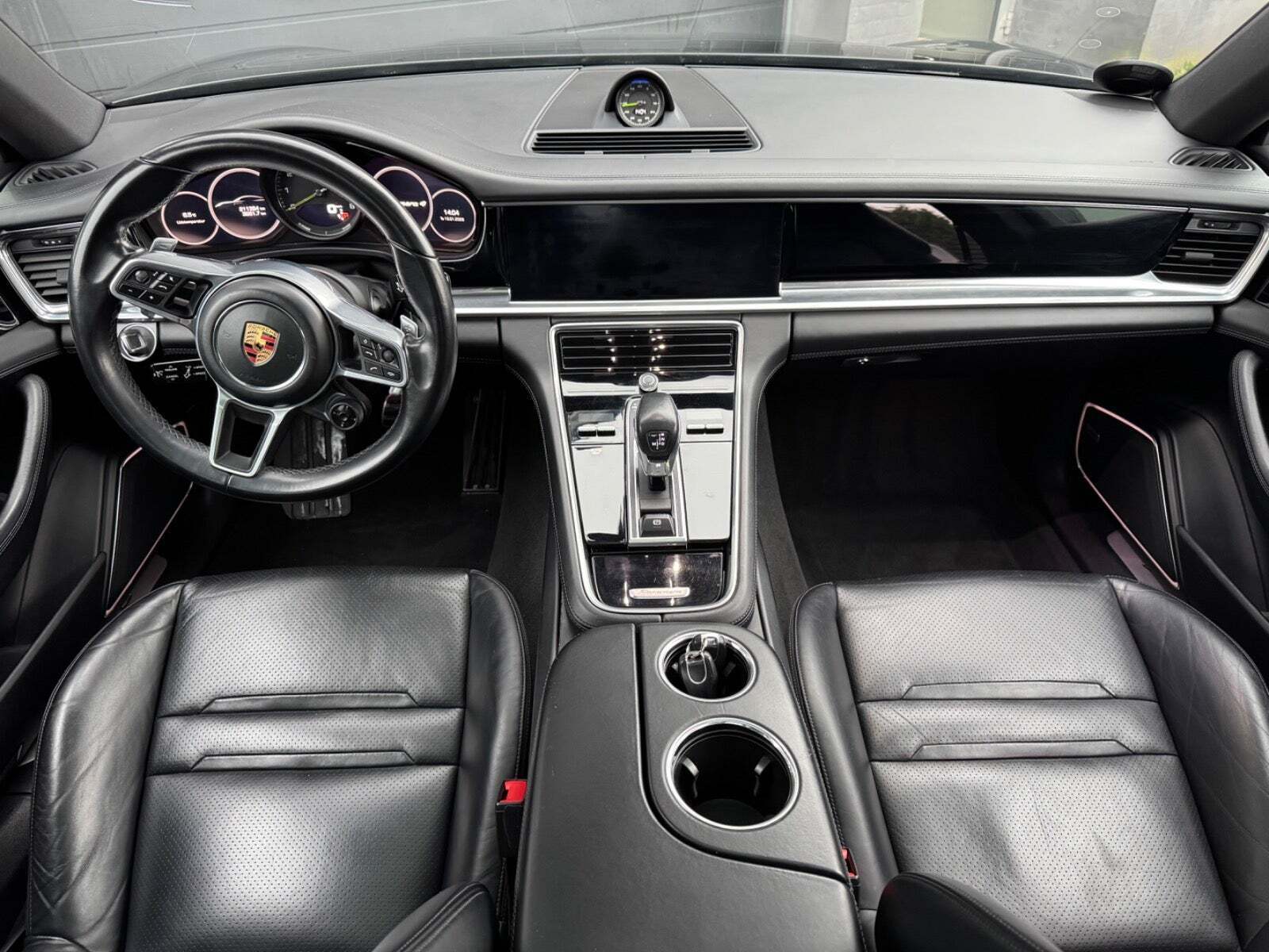 Gul Porsche Panamera 4 fra 2017
