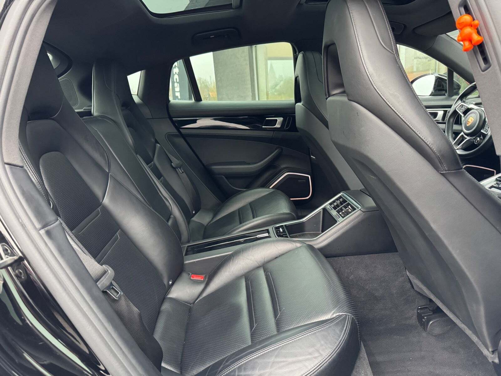 Gul Porsche Panamera 4 fra 2017