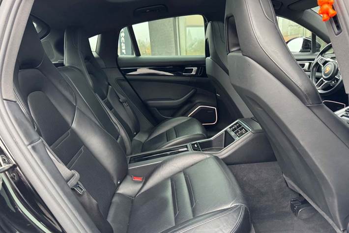 Gul Porsche Panamera 4 fra 2017