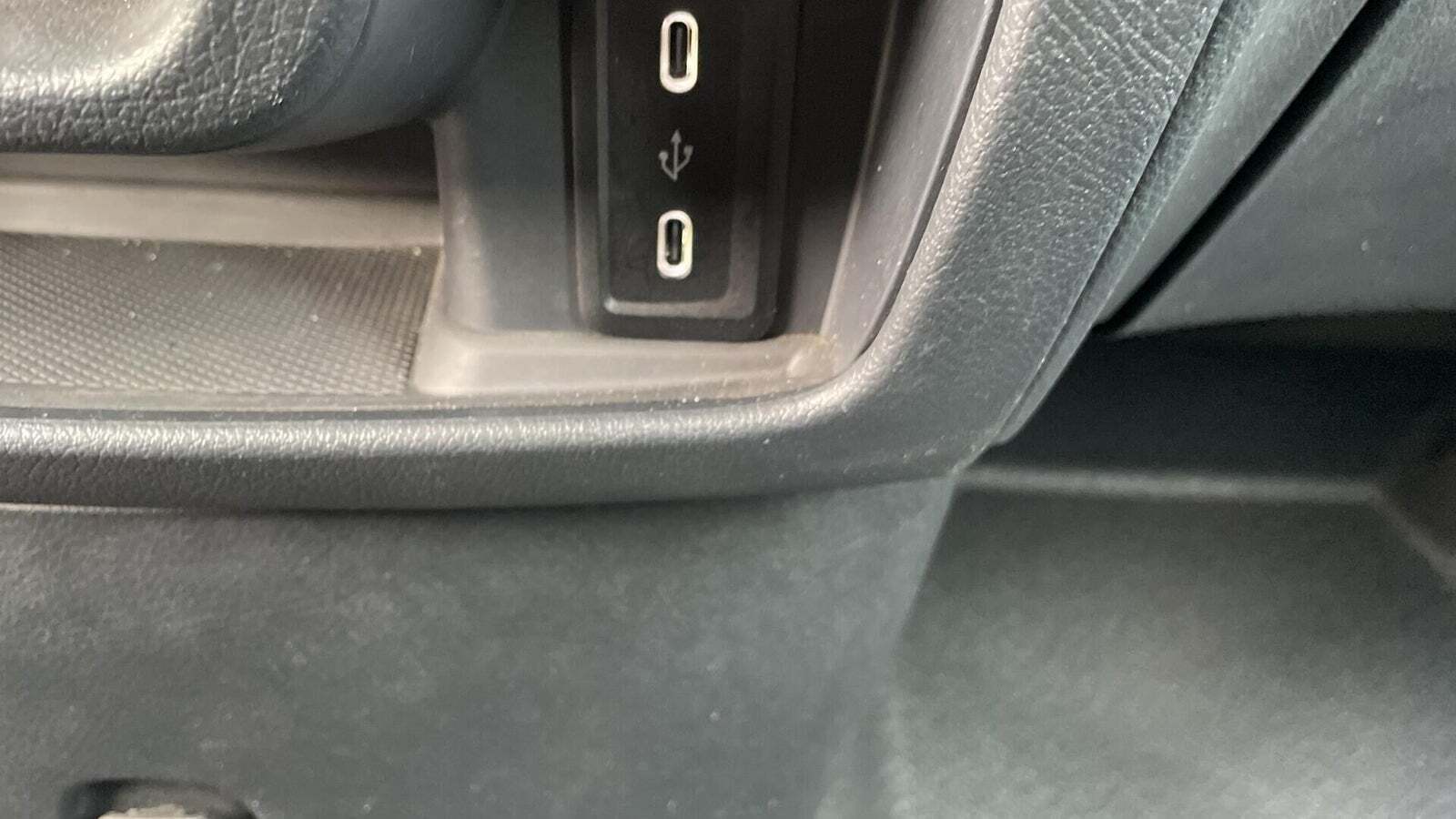 Gul Mercedes Vito 119 fra 2024