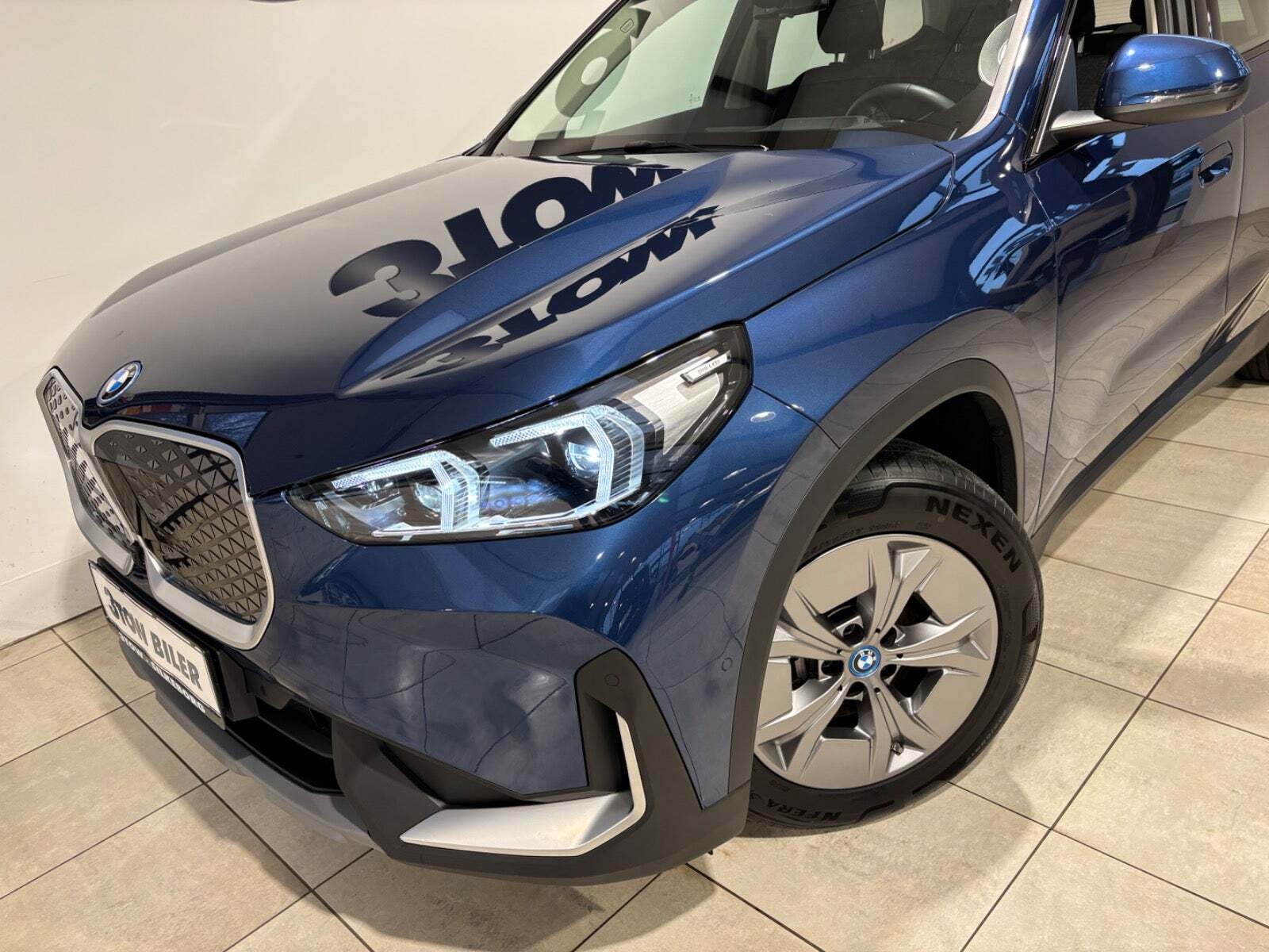 Blå BMW iX1 fra 2025