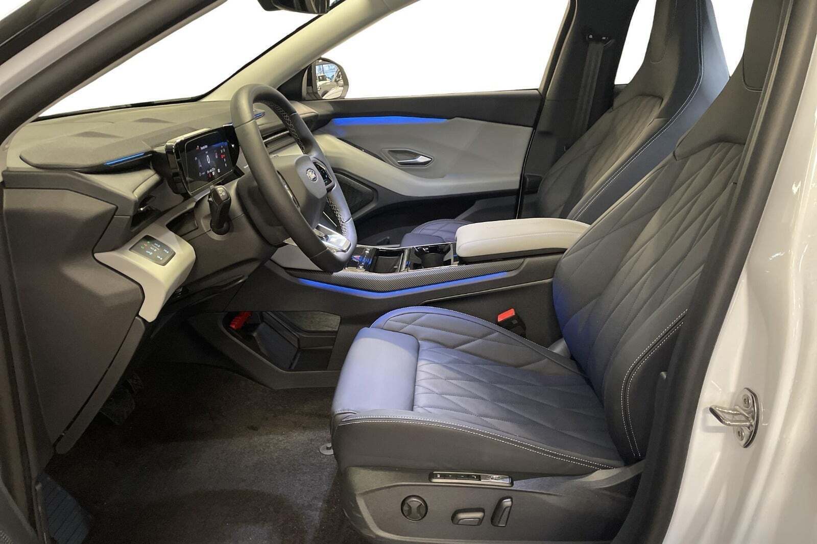 Ford Explorer 82 Premium Extended Range Van