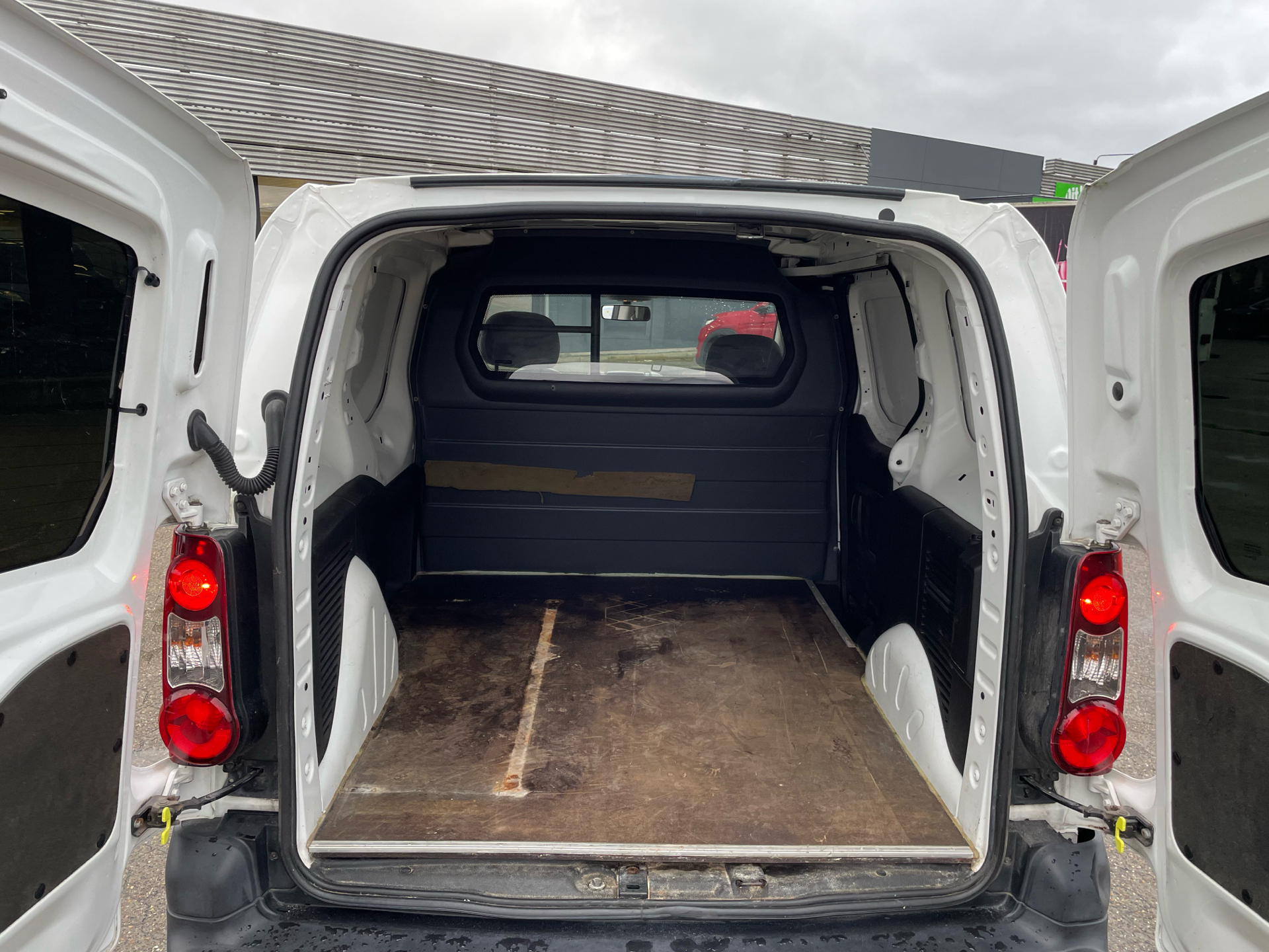 Hvid Peugeot Partner fra 2016