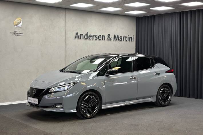 Grå Nissan Leaf fra 2022 set udefra