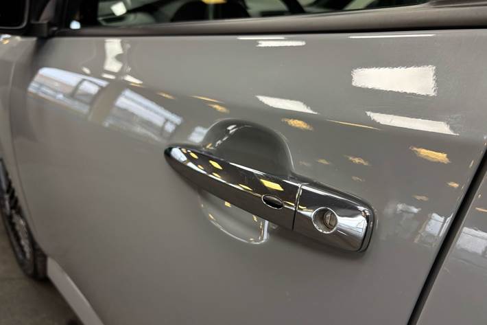 Grå Nissan Leaf fra 2022