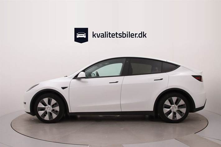 Hvid Tesla Model Y fra 2022