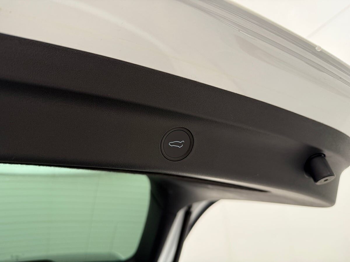 Hvid Tesla Model Y fra 2022