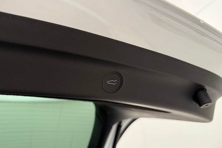 Hvid Tesla Model Y fra 2022