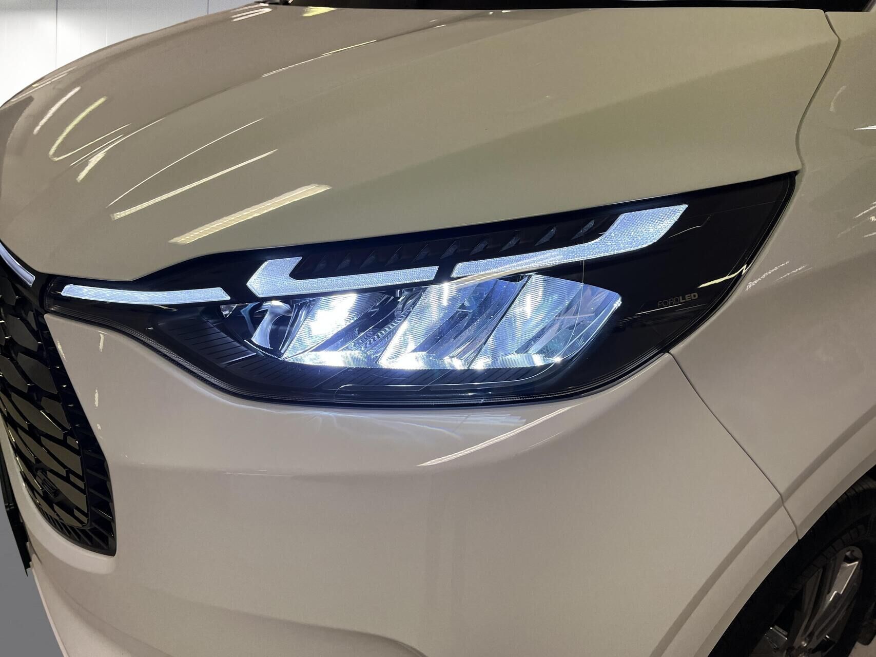 Hvid Ford E-Transit Custom fra 2025