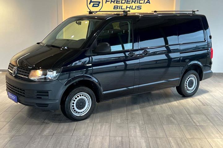 Sort VW Transporter fra 2018 set udefra