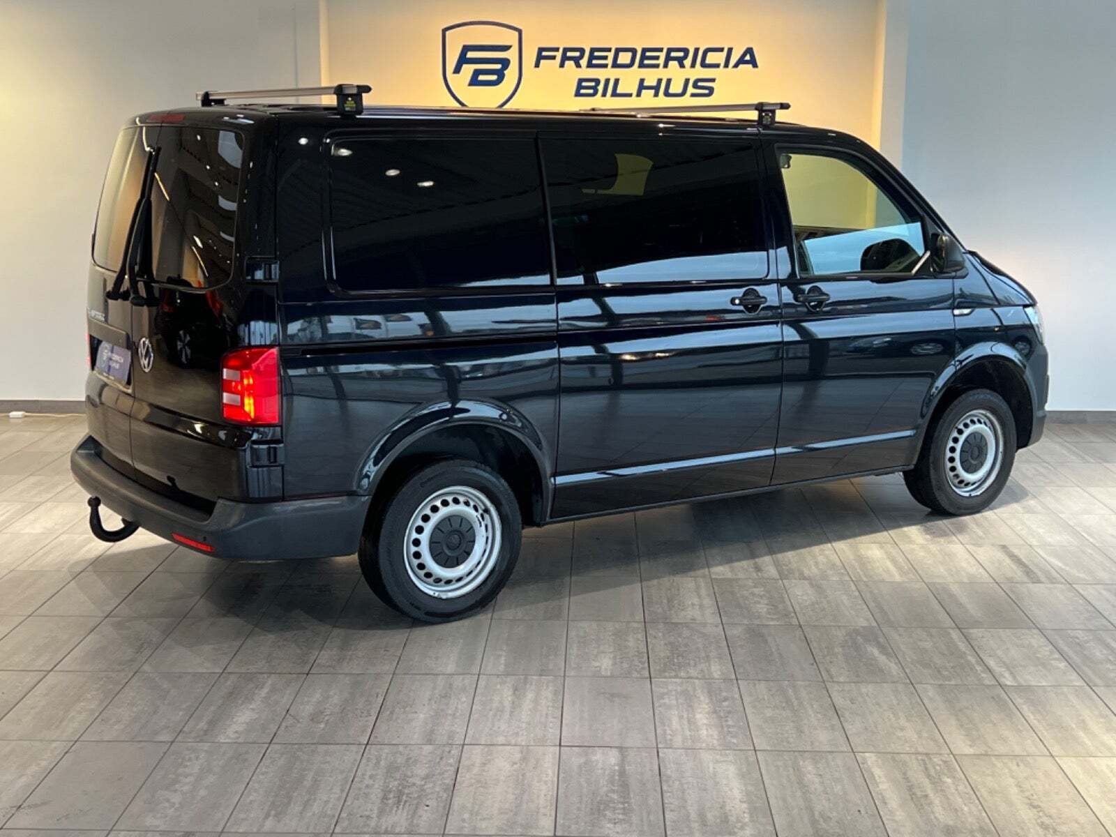 Sort VW Transporter fra 2018