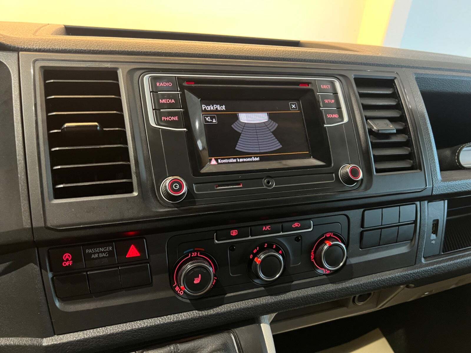 Sort VW Transporter fra 2018