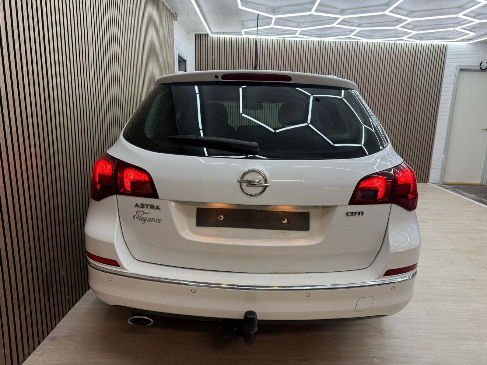 Hvid Opel Astra fra 2013