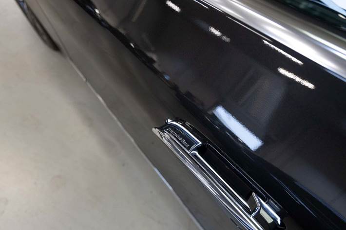 Grå Mercedes EQE300 fra 2023