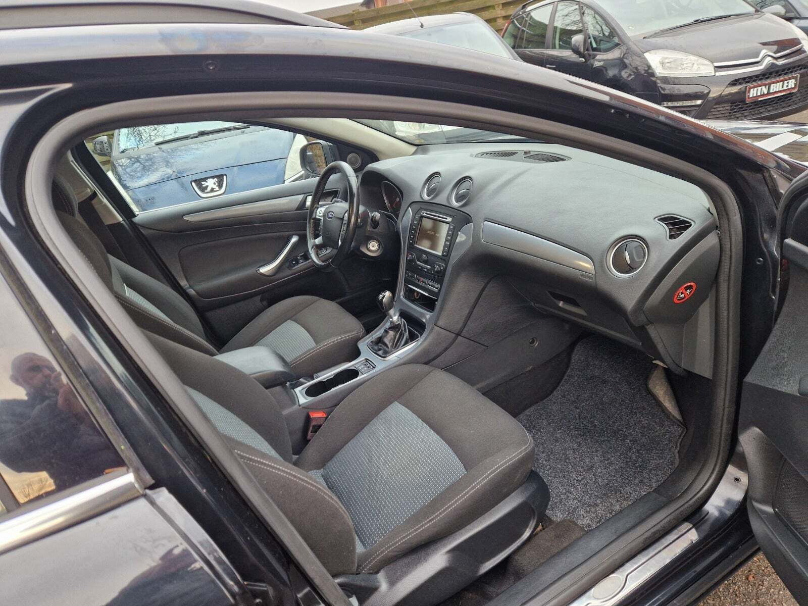 Sort Ford Mondeo fra 2014