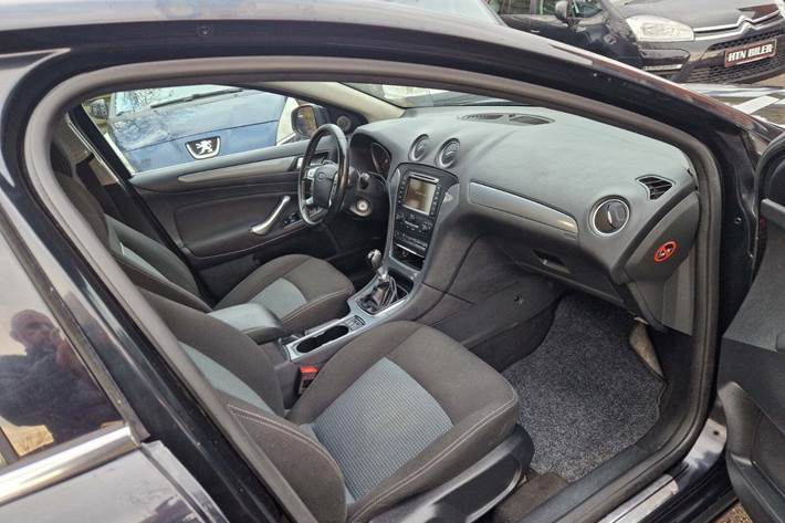 Sort Ford Mondeo fra 2014