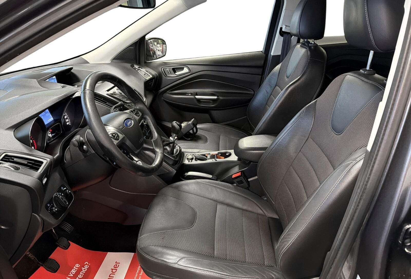 Grå Ford Kuga fra 2016