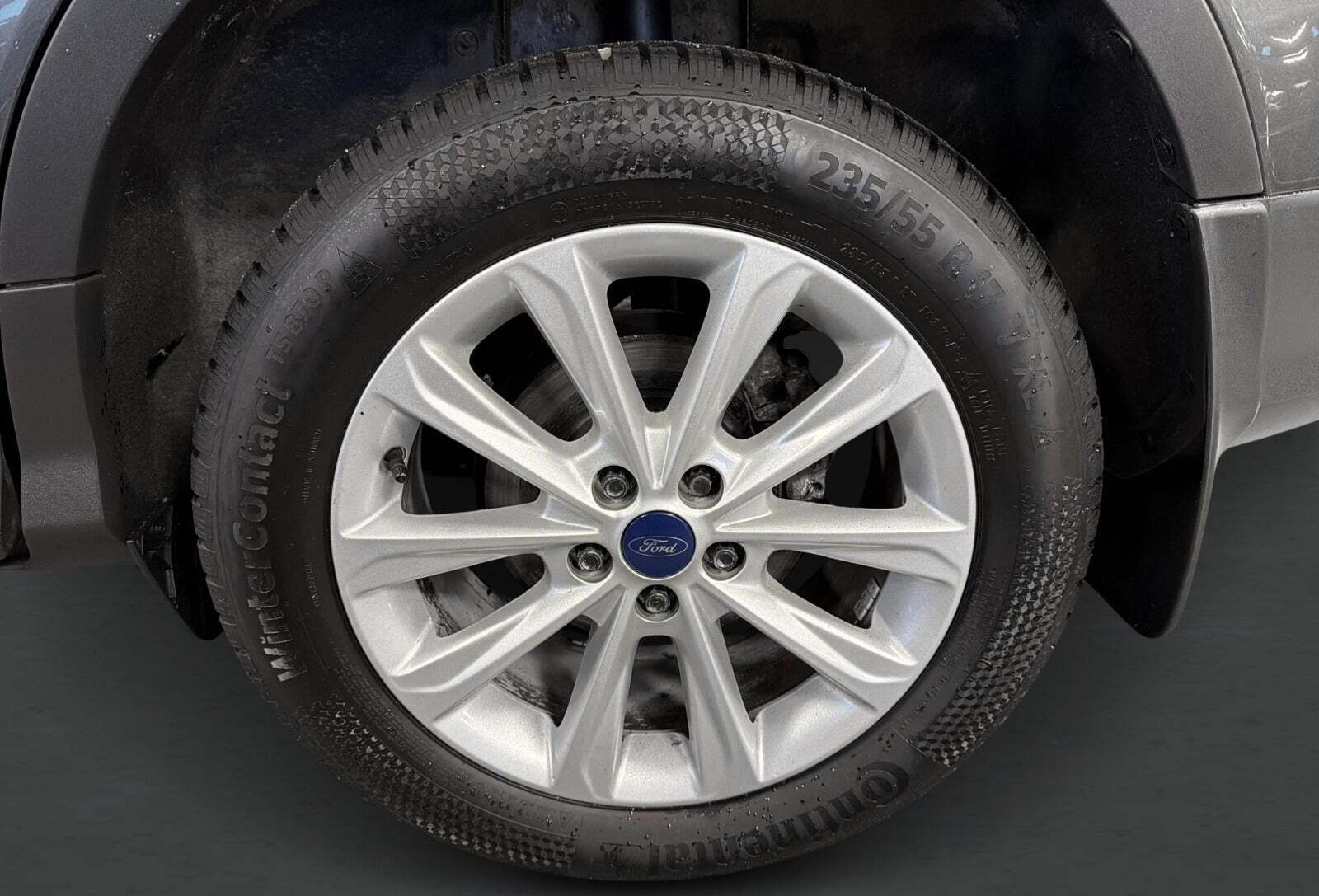 Grå Ford Kuga fra 2016