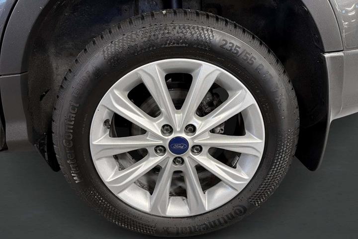 Grå Ford Kuga fra 2016