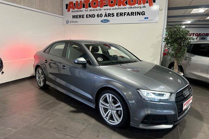 Grå Audi A3 fra 2020 set udefra