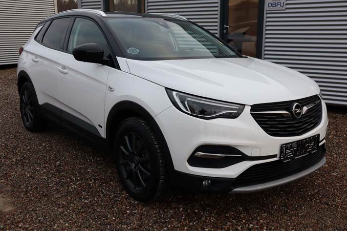 Hvid Opel Grandland X fra 2021 set udefra