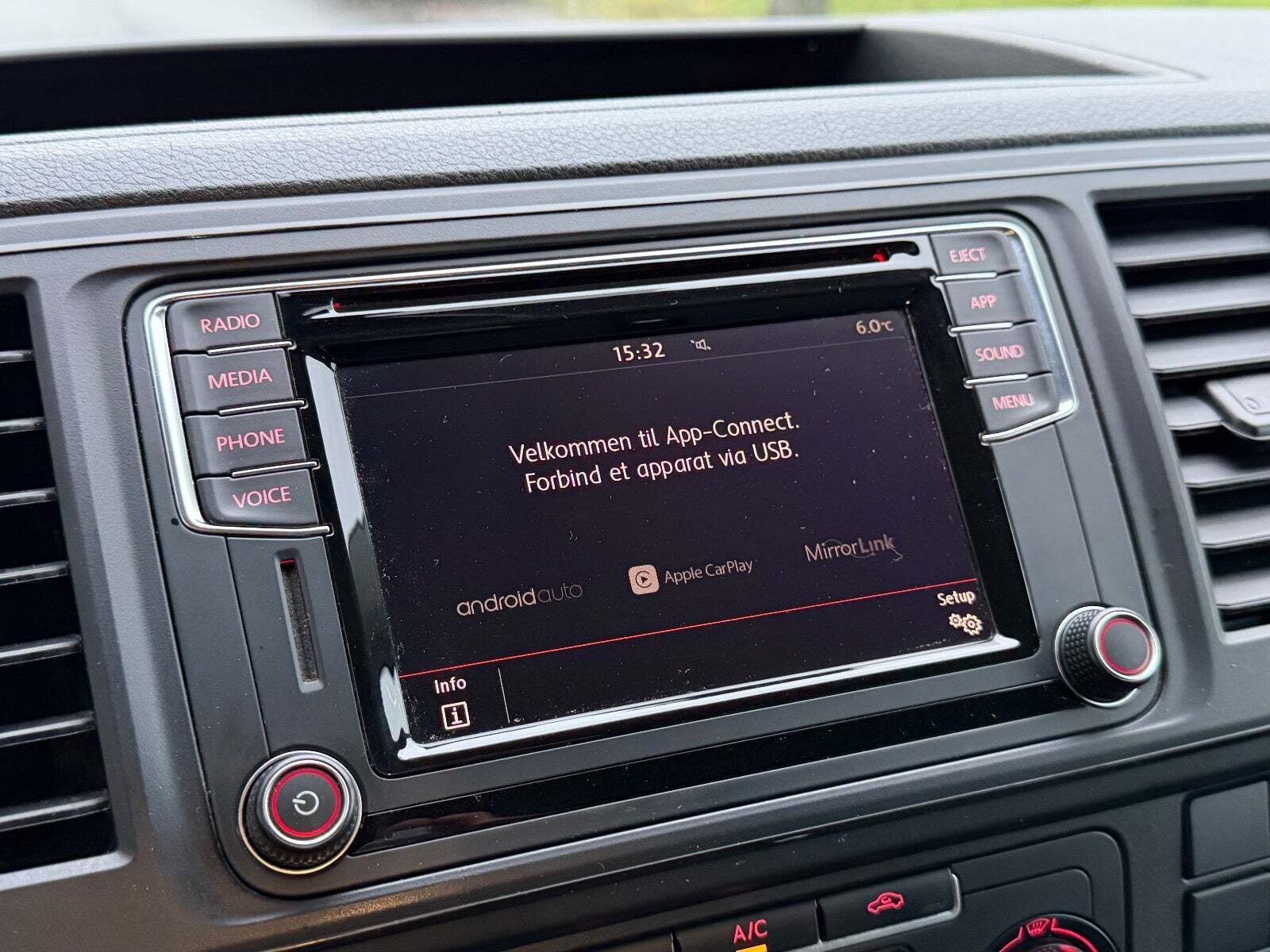 Sort VW Transporter fra 2018