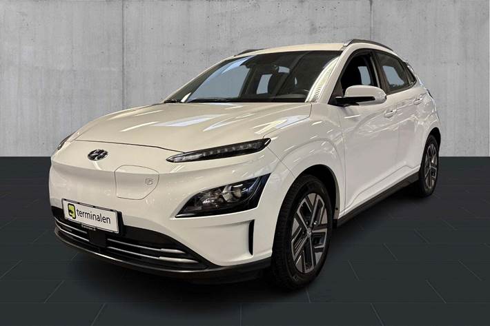 Hvid Hyundai Kona fra 2022 set udefra