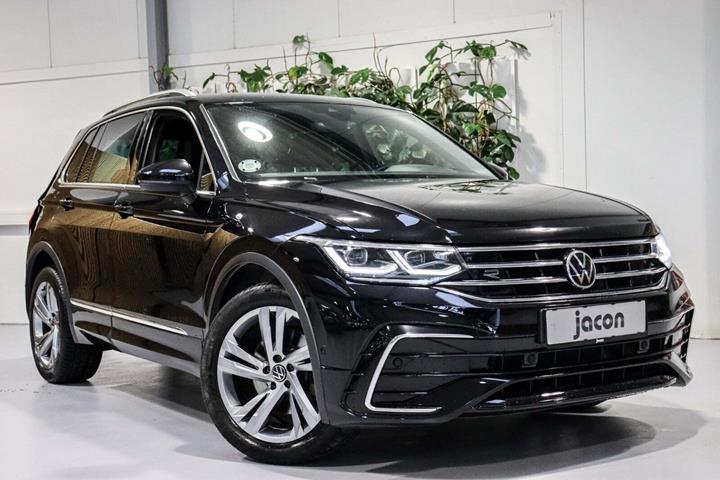 Sort VW Tiguan fra 2021 set udefra