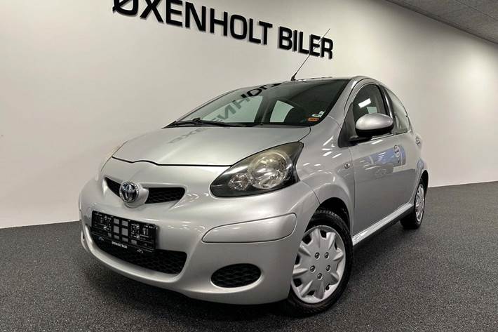 Sølv Toyota Aygo fra 2011 set udefra