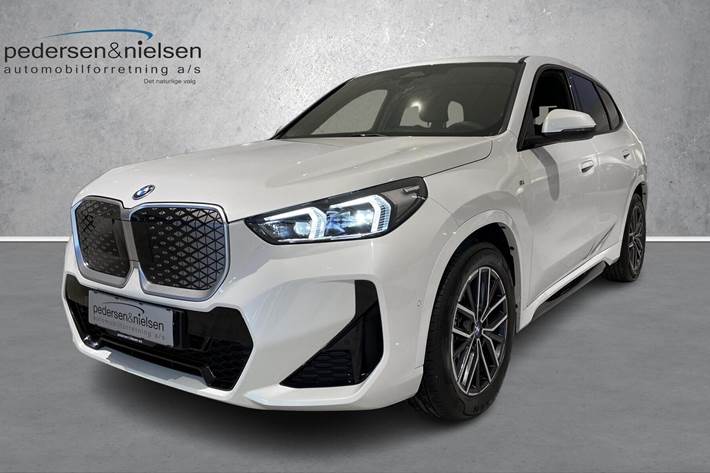 Hvid BMW iX1 fra 2024 set udefra