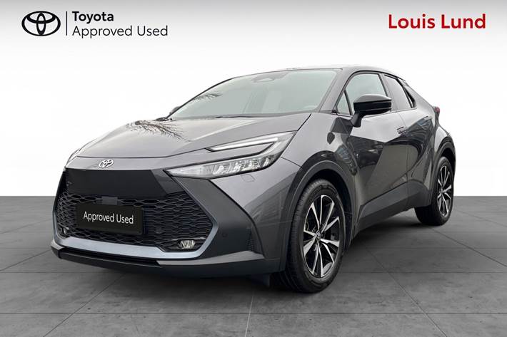 Grå Toyota C-HR fra 2024 set udefra