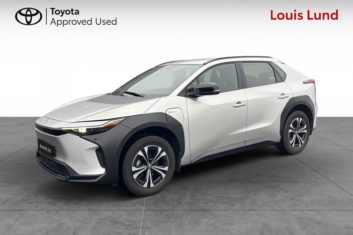 Sølv Toyota BZ4X fra 2025 set udefra