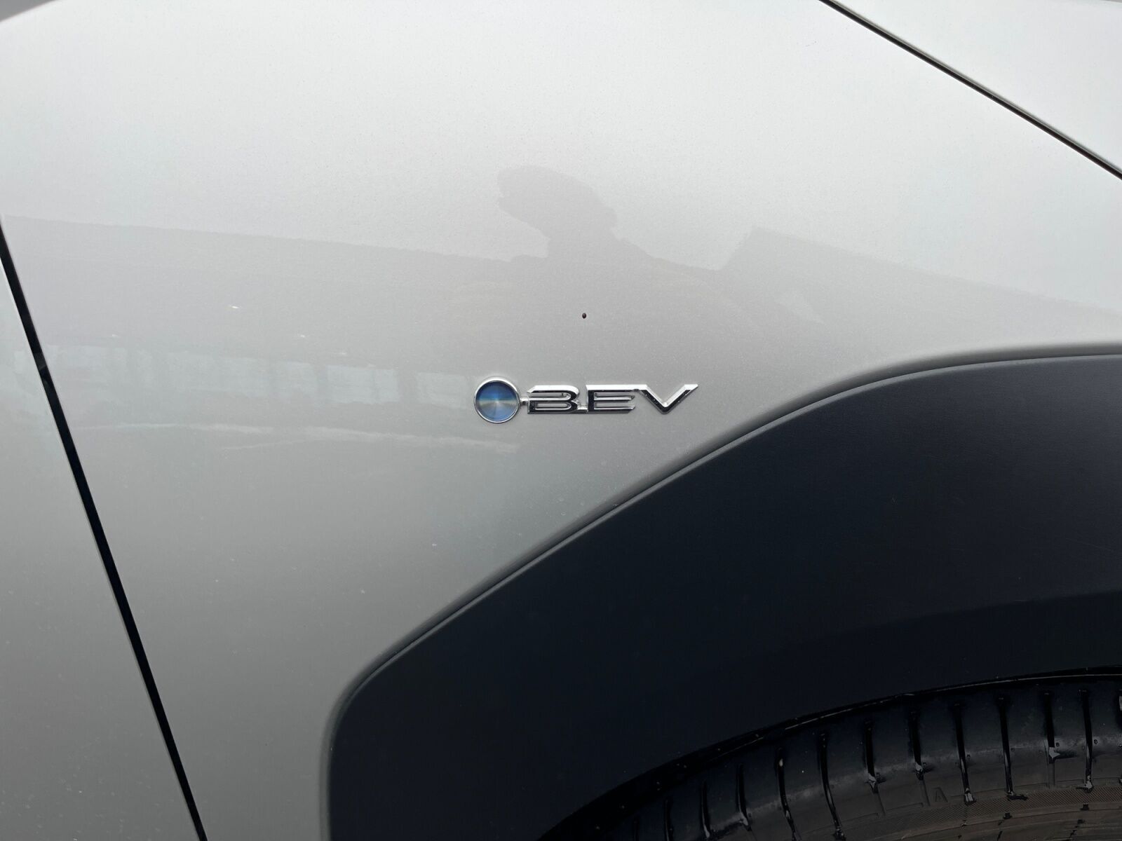 Sølv Toyota BZ4X fra 2025