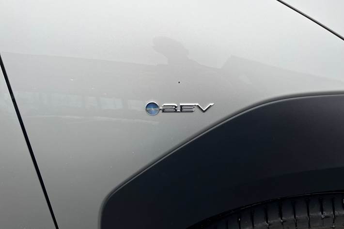 Sølv Toyota BZ4X fra 2025