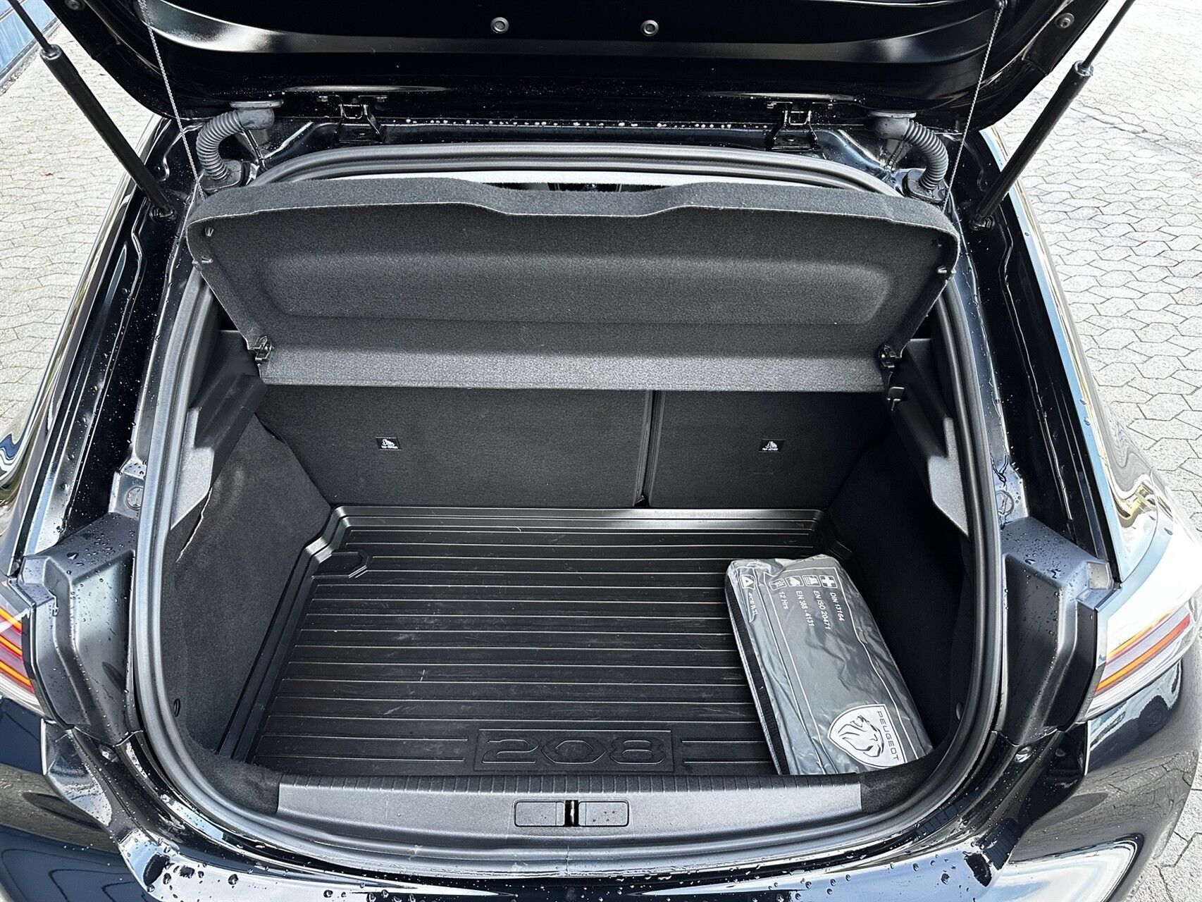 Sort Peugeot 208 fra 2024