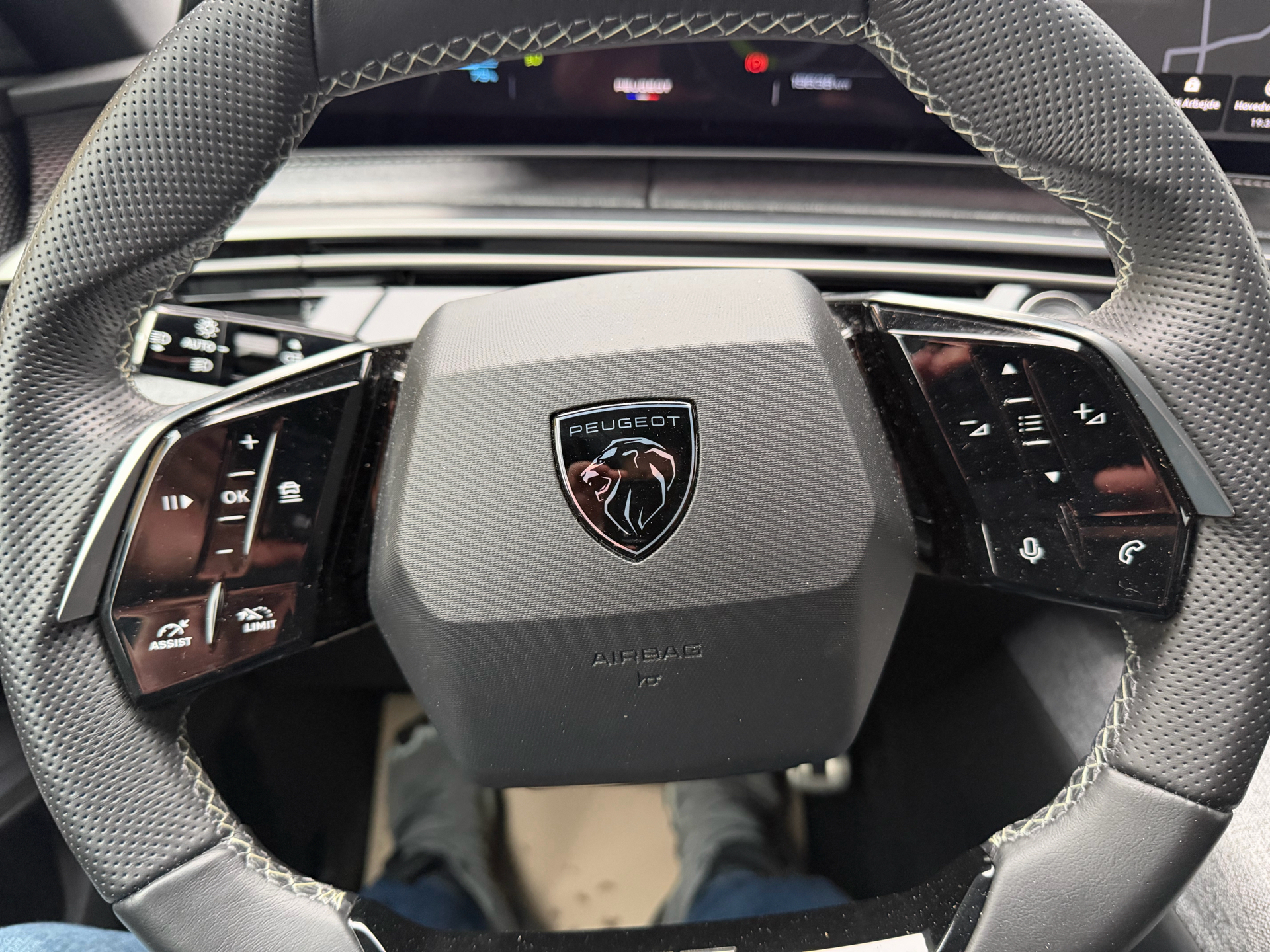 Grå Peugeot e-3008 fra 2024