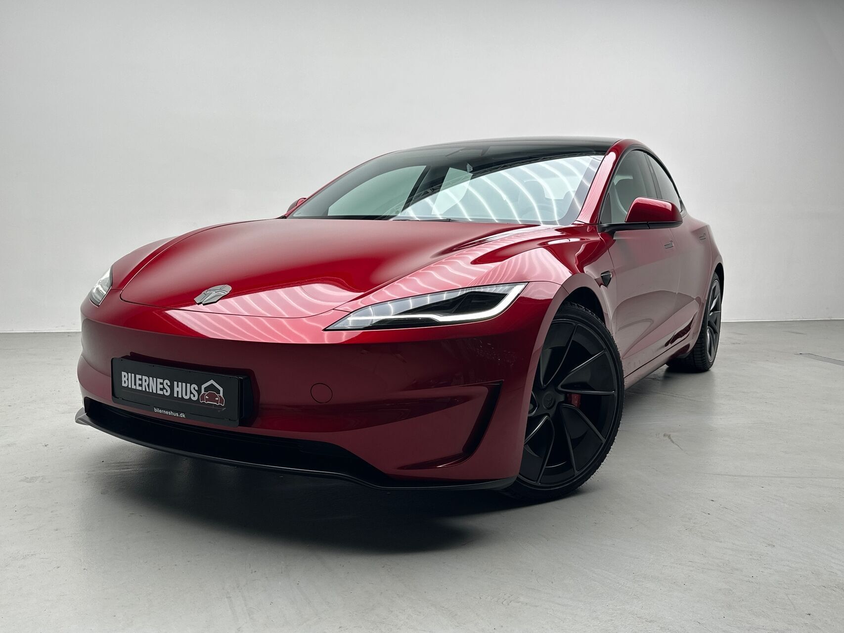 Rød Tesla Model 3 fra 2024
