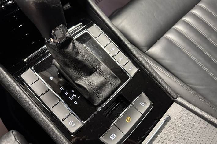 Hvid Skoda Superb fra 2019