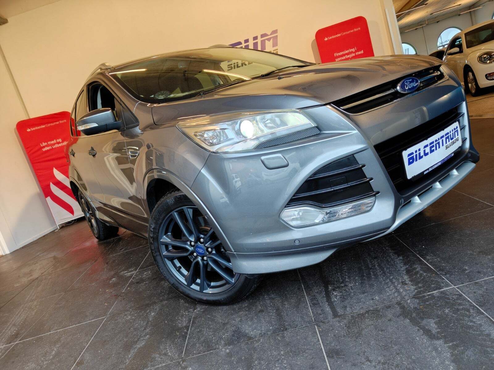 Grå Ford Kuga fra 2014