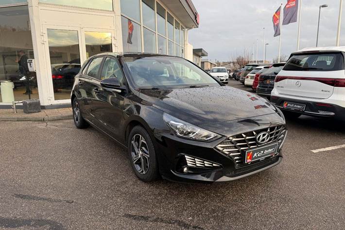 Sort Hyundai i30 fra 2021 set udefra