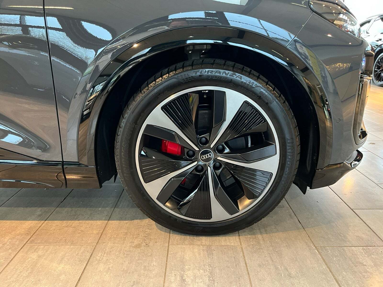 Grå Audi Q6 e-tron fra 2025