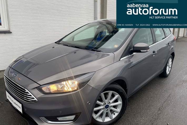 Grå Ford Focus fra 2015 set udefra
