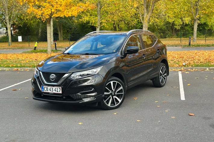 Sort Nissan Qashqai fra 2018 set udefra