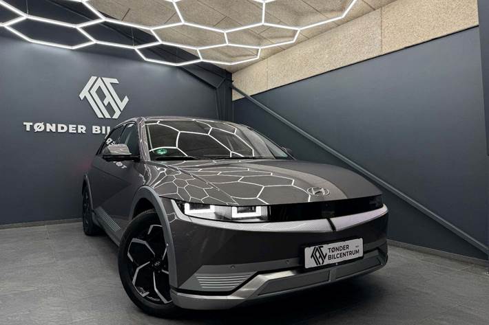 Orange Hyundai Ioniq 5 fra 2022 set udefra