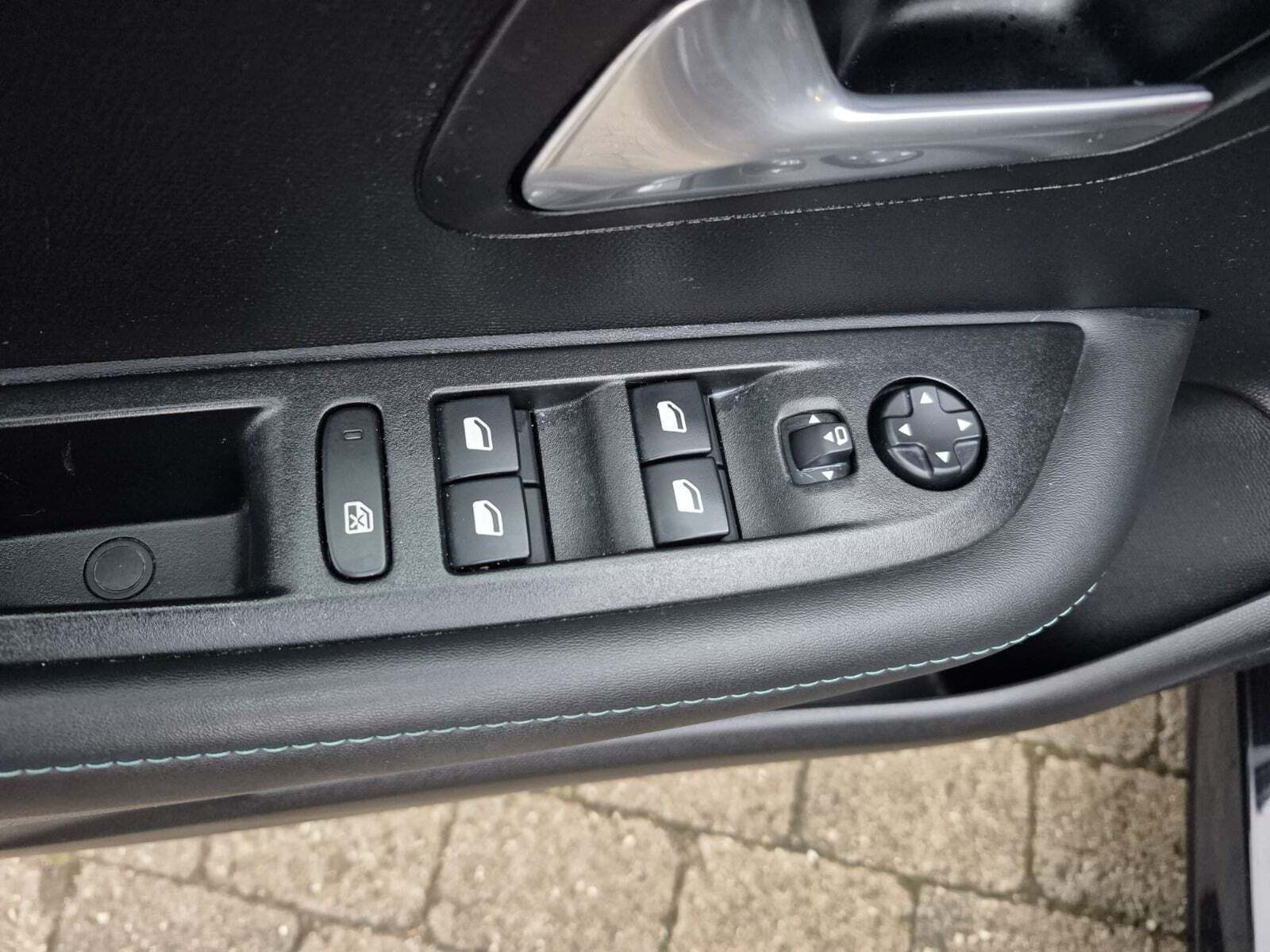 Sort Peugeot 208 fra 2020