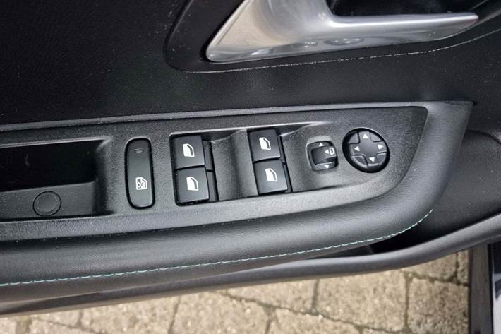 Sort Peugeot 208 fra 2020