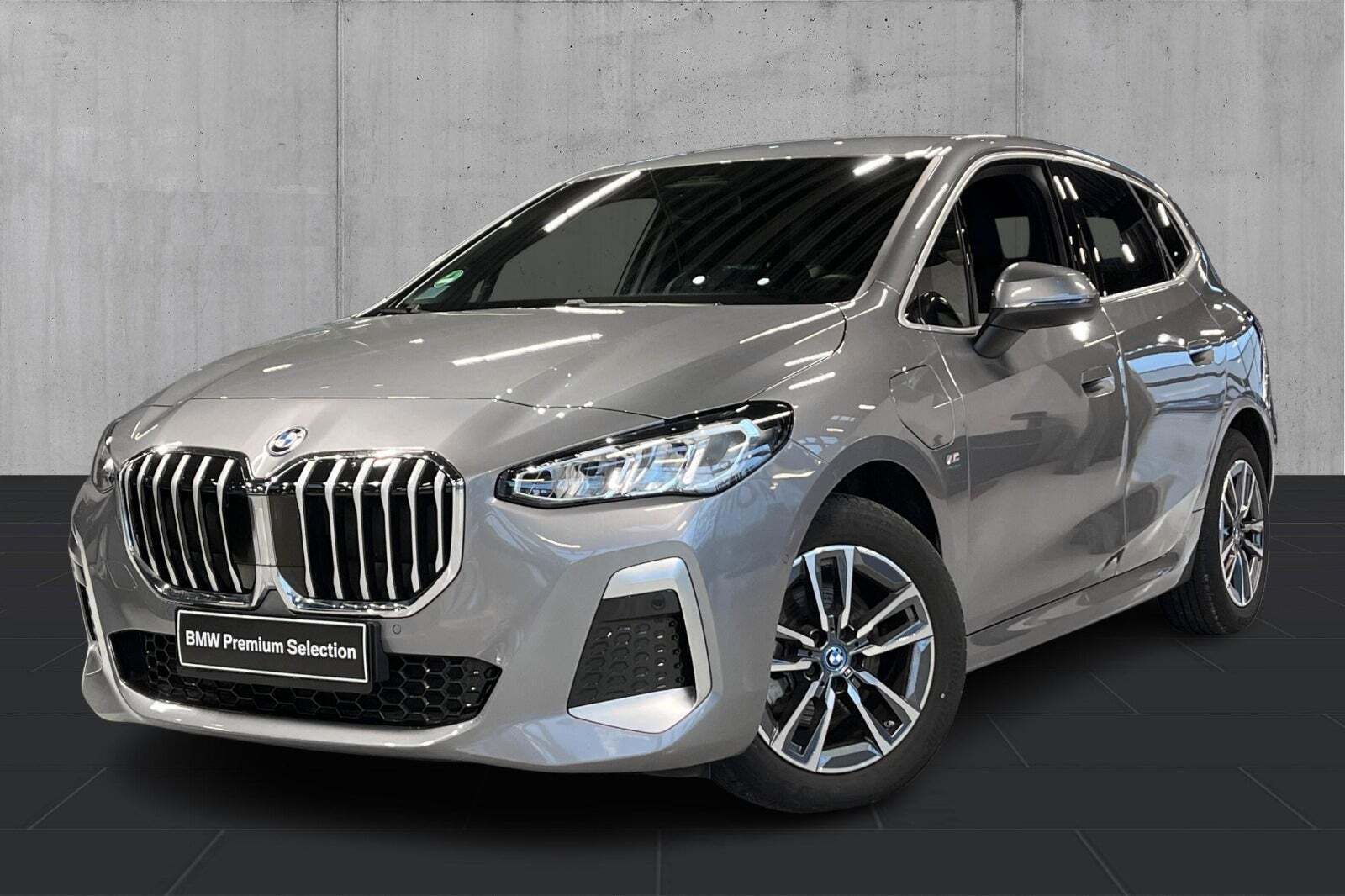 Grå BMW 225e fra 2023 set udefra