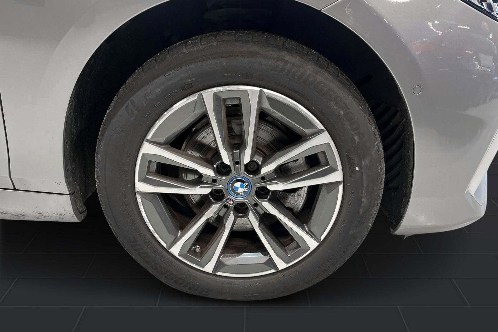 Grå BMW 225e fra 2023