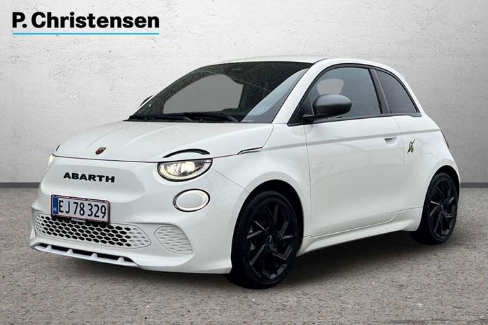 Hvid Abarth 500e fra 2024 set udefra