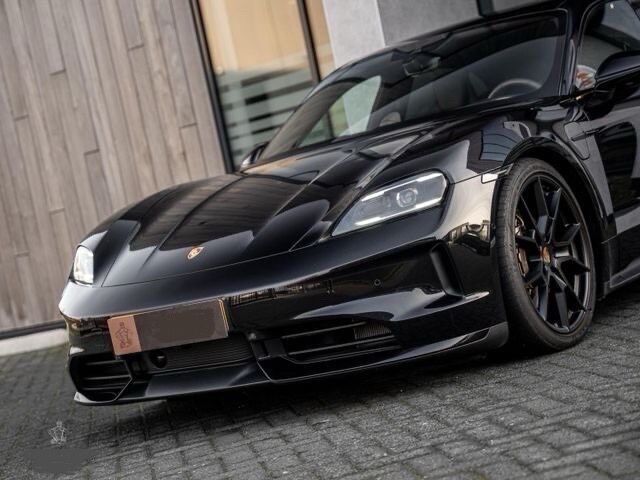Sort Porsche Taycan fra 2024